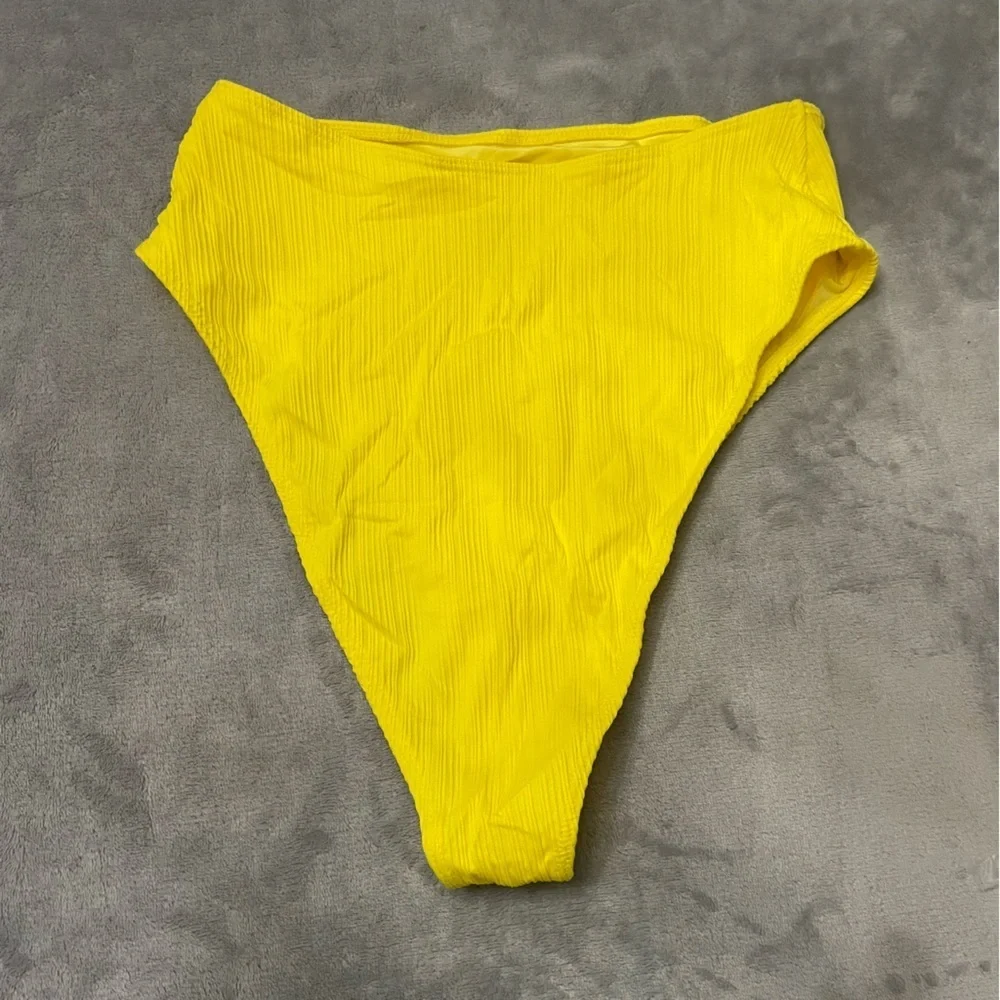 New! Frankie’s bikinis plisse cheeky bottoms Pina colada yellow 10752